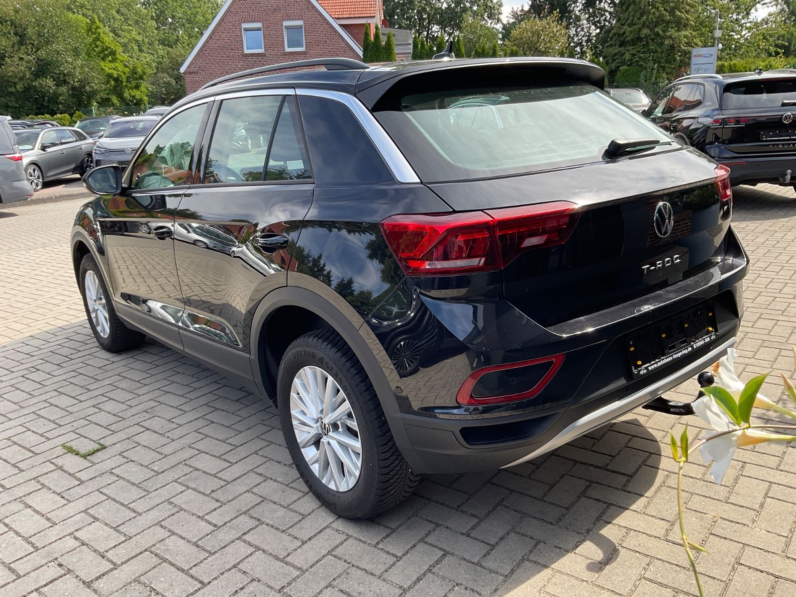 Fahrzeugabbildung Volkswagen T-Roc 1.5 TSI DSG Life,LED,AHK,Navi