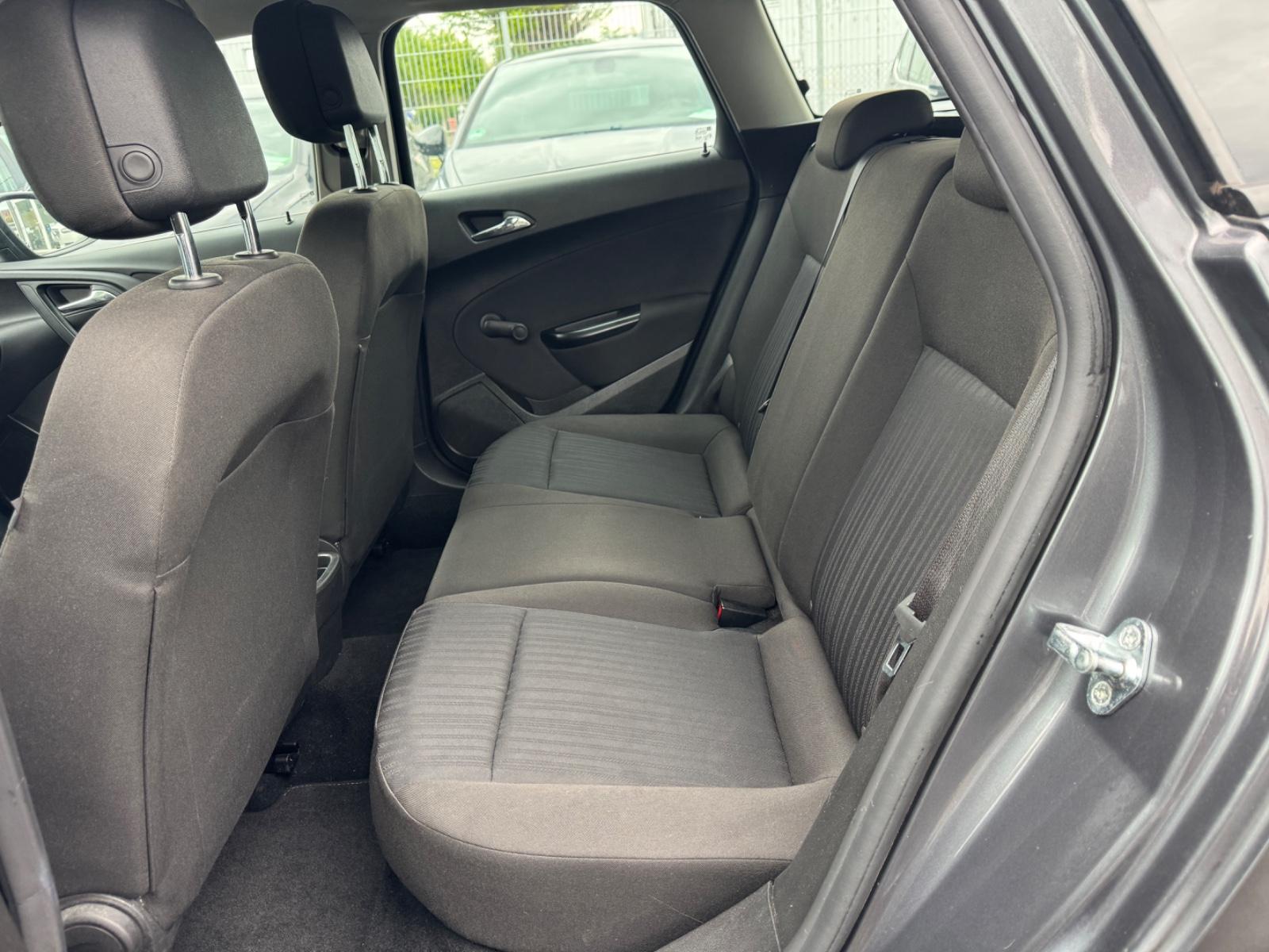 Opel Astra 2011 — photo 19