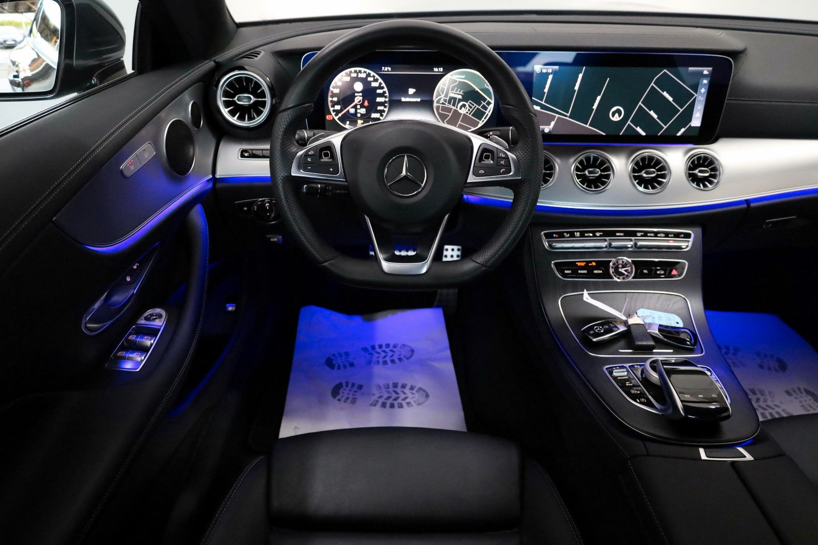 Fahrzeugabbildung Mercedes-Benz E 220 d  Coupé AMG,Leder,Navi,HUD,Panoram,Kamera