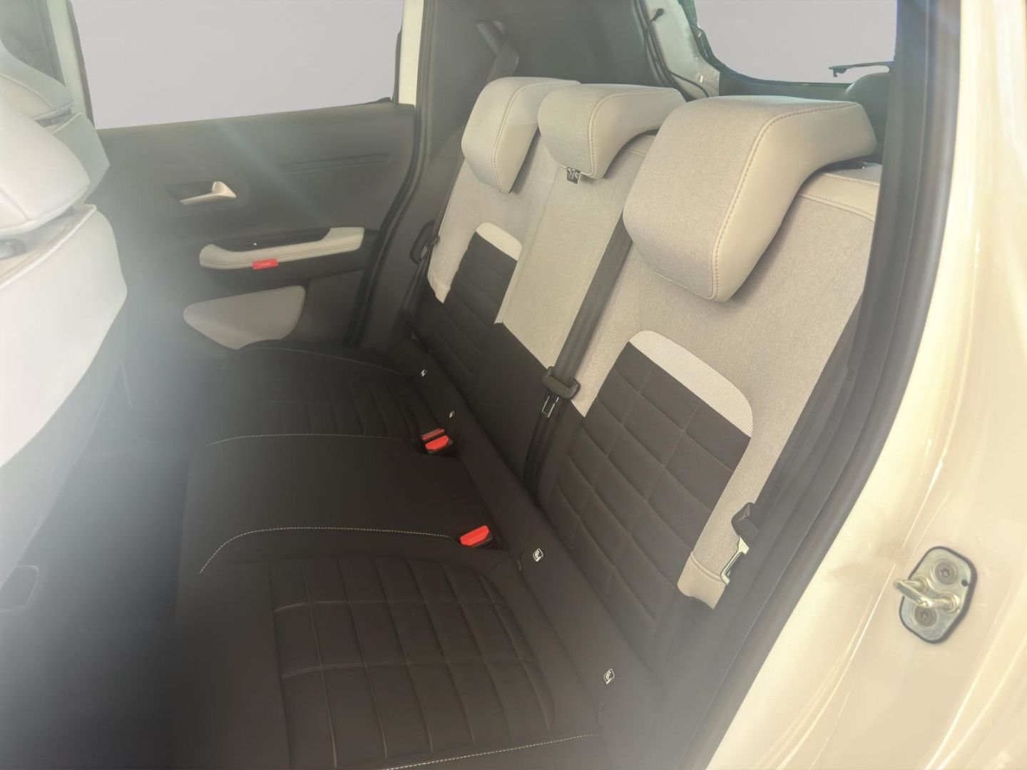 Fahrzeugabbildung Citroën C3 Turbo 100 MAX HUD Navi Soundsystem LED Apple