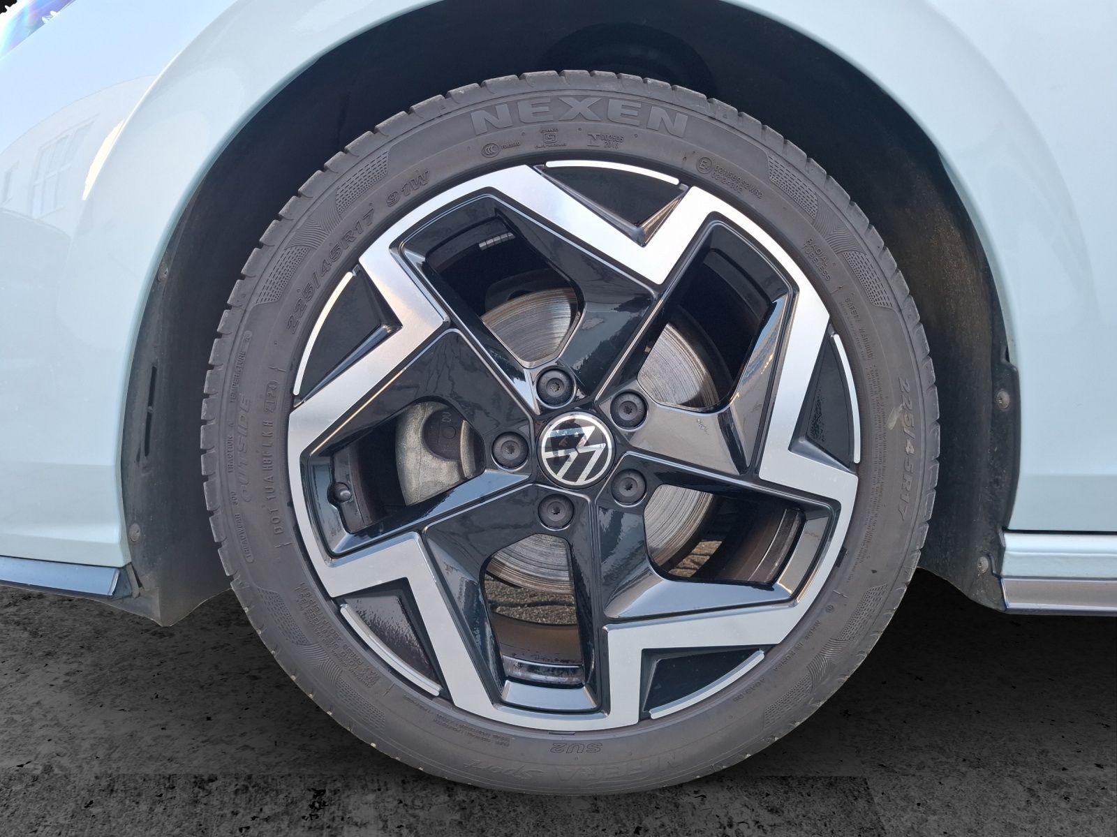 Fahrzeugabbildung Volkswagen Golf VIII Variant eTSI R-Line DSG LEDplus Navi A