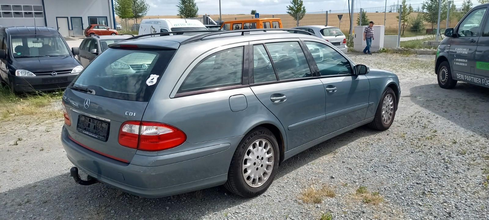 Mercedes-Benz E220 2004 — photo 8
