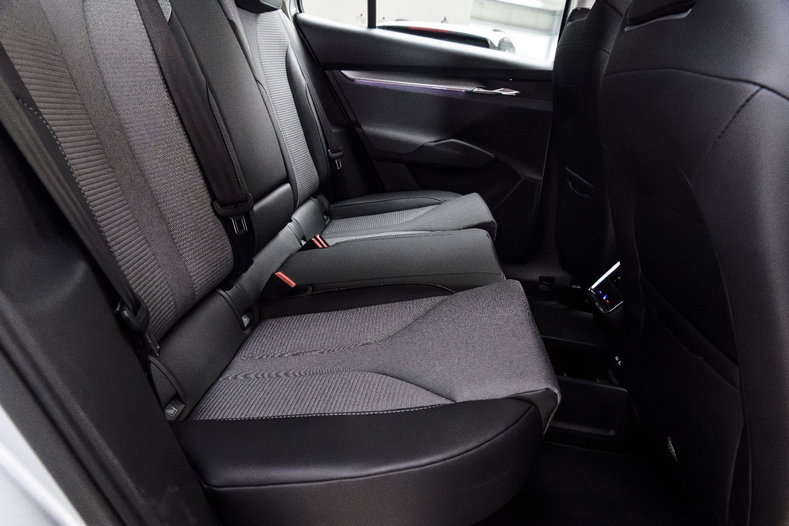 Fahrzeugabbildung SKODA Enyaq 85 x Loft AHK/4x4/RFK/LED