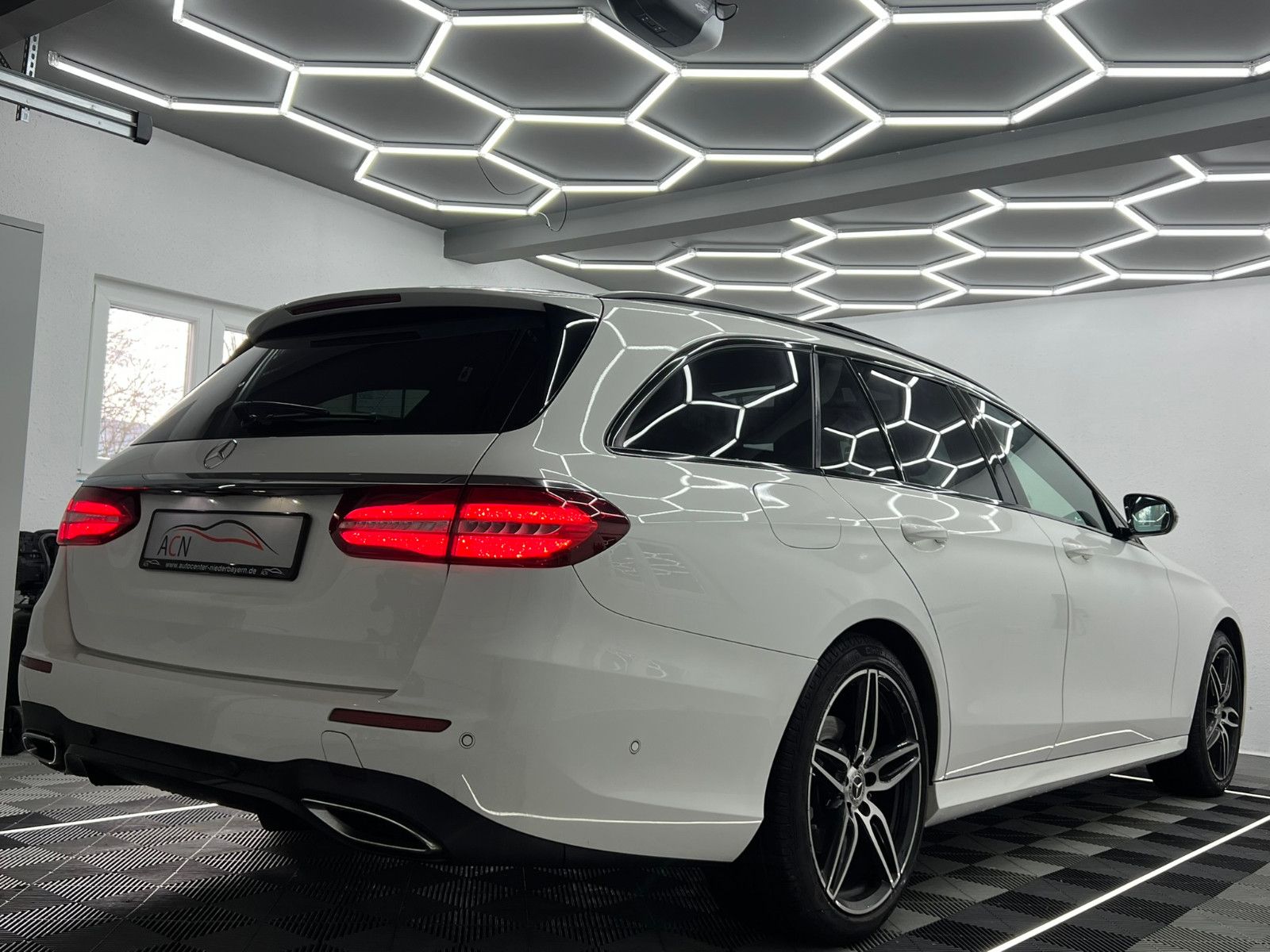 Fahrzeugabbildung Mercedes-Benz E 220 d AMG-LINE/PANO/BURMESTER/DISTRONIC PLUS