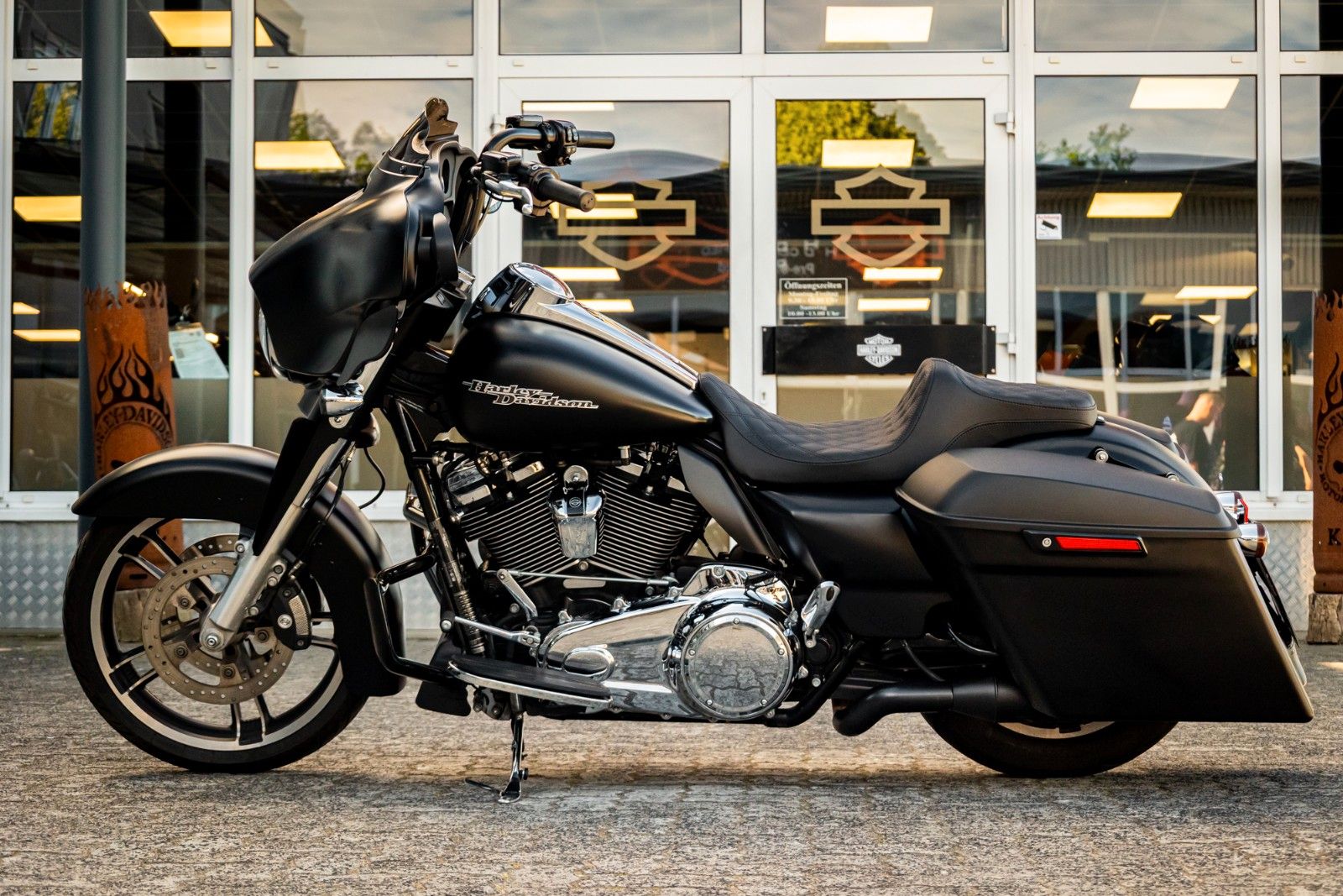 Fahrzeugabbildung Harley-Davidson STREET GLIDE SPECIAL FLHXS -APE - JEKILL&HYDE -