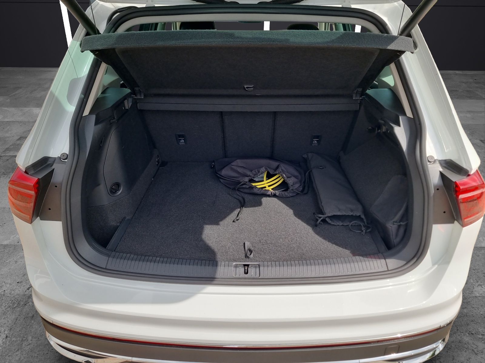 Fahrzeugabbildung Volkswagen Tiguan Elegance eHybrid DSG IQ.Light ACC 18" AHK
