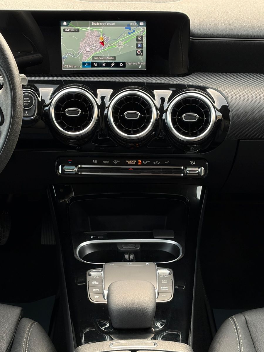 Fahrzeugabbildung Mercedes-Benz CLA 180 Shooting Brake TEMP CarPlay PDC SHZ