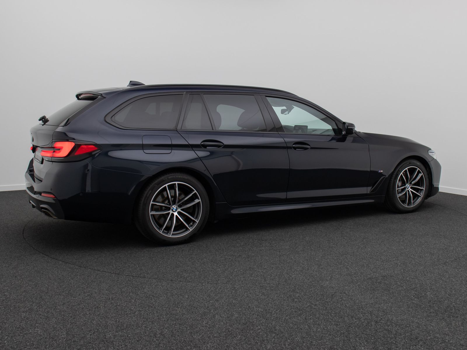 Fahrzeugabbildung BMW 530d M Sport DAB Laser AHK 4xKlima HUD Panorama