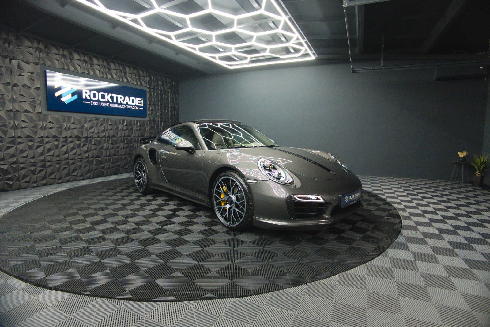 Fahrzeugabbildung Porsche 991 911 Turbo S Coupe Chrono+ | Ceramic | Carbon