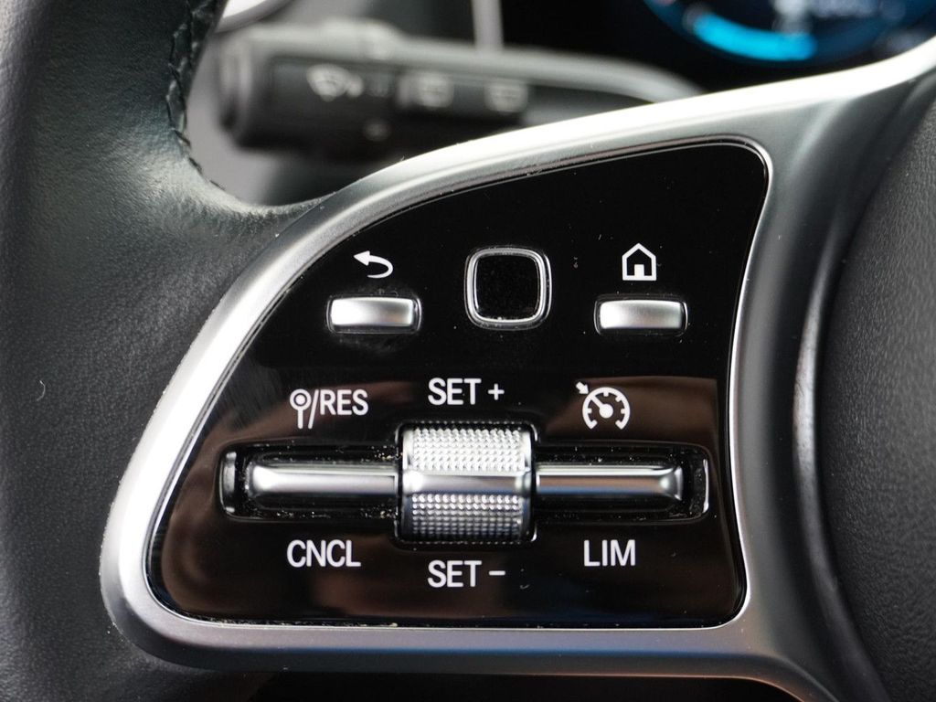 Mercedes-Benz GLA 200 Business Solution Luxury AMG Felgen MBUX