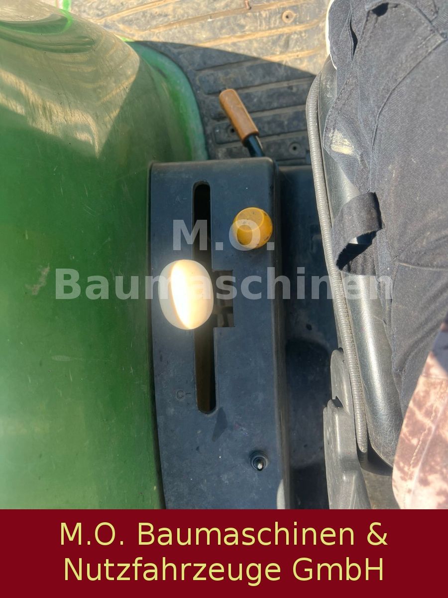 Fahrzeugabbildung John Deere 4520 / Schlepper /