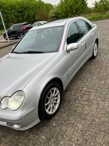 Mercedes-Benz 200 - Mercedes 200 mit Schiebedach