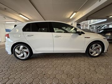 Fotografie des VW Golf VIII 2,0l TSI DSG GTI