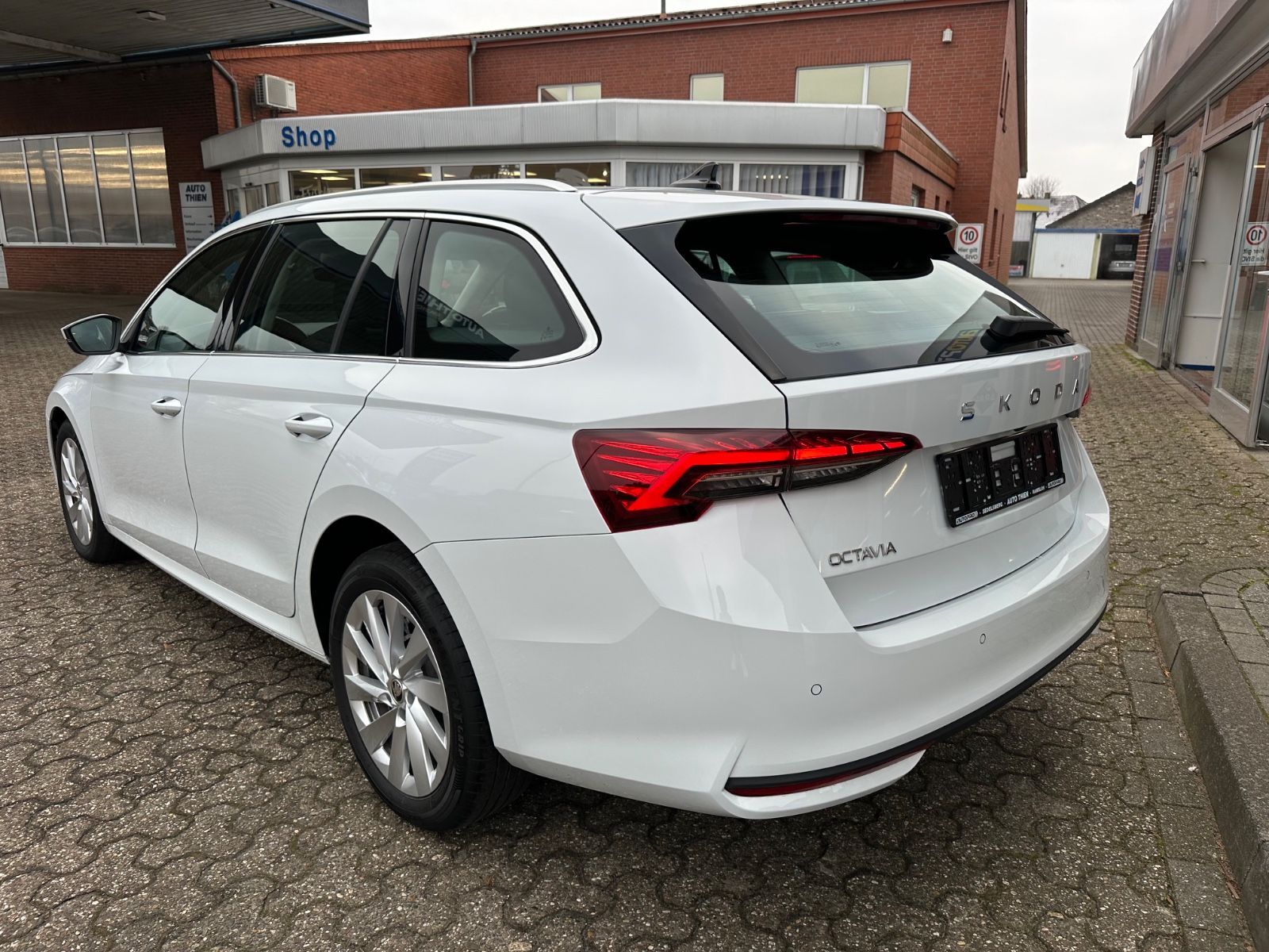 Fahrzeugabbildung SKODA Octavia Combi 1.5 TSI Selection DSG AHK/ACC/LED