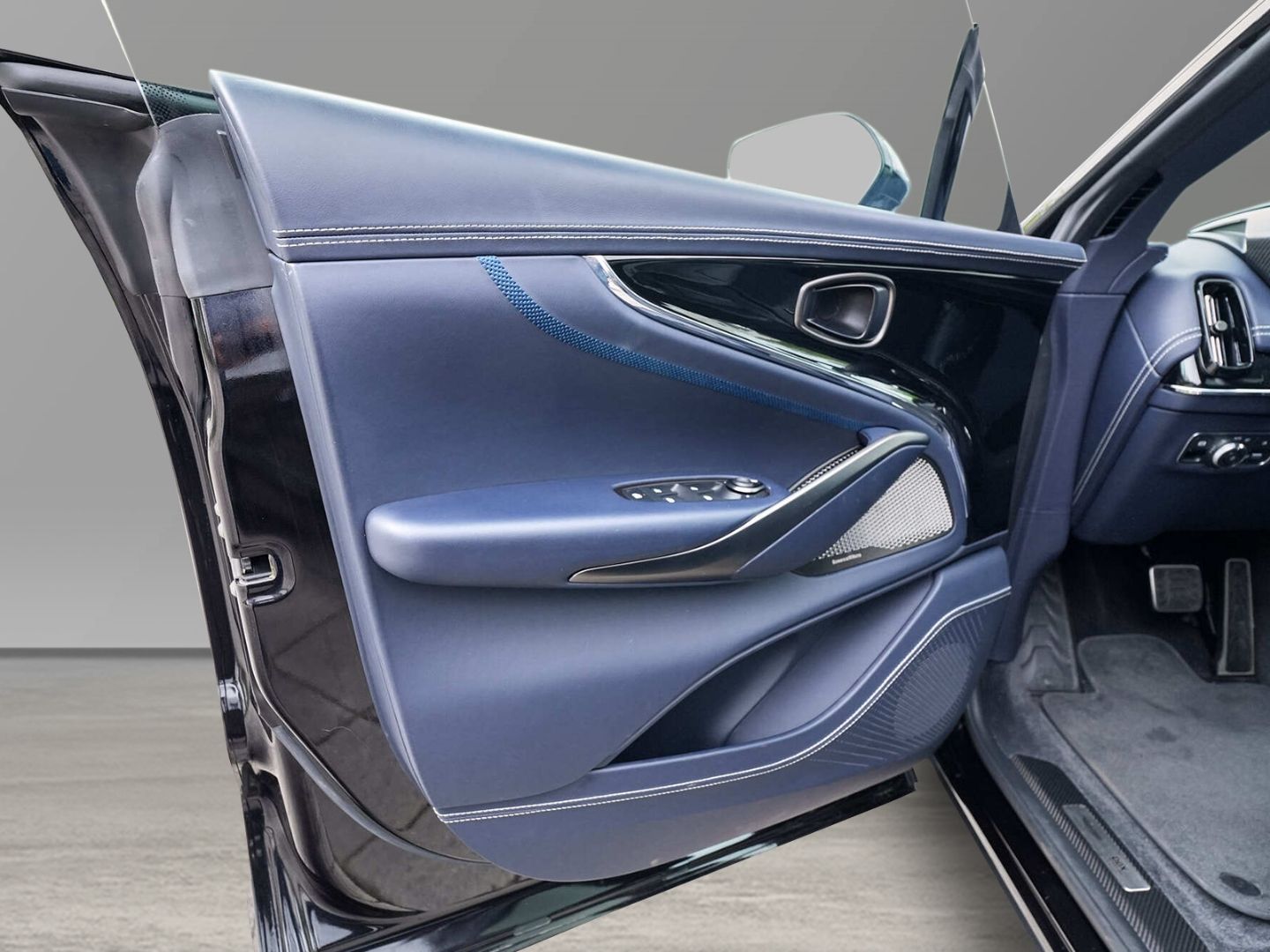 Aston Martin DBX 707 Ultramarine Black / Dark Knight foto 18
