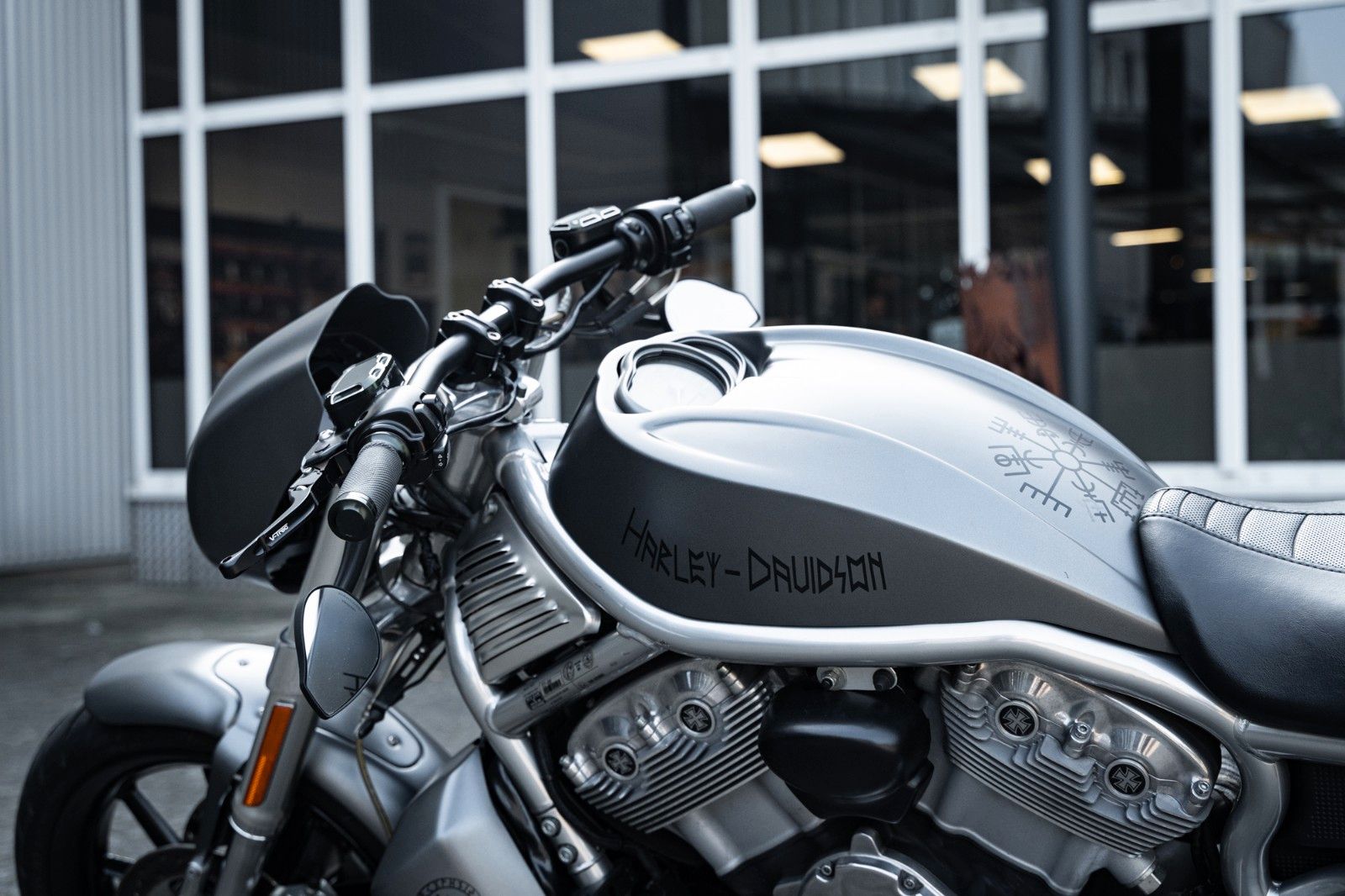 Fahrzeugabbildung Harley-Davidson VRSCR STREET ROD - REMUS ENDSCHALLDÄMPFER -