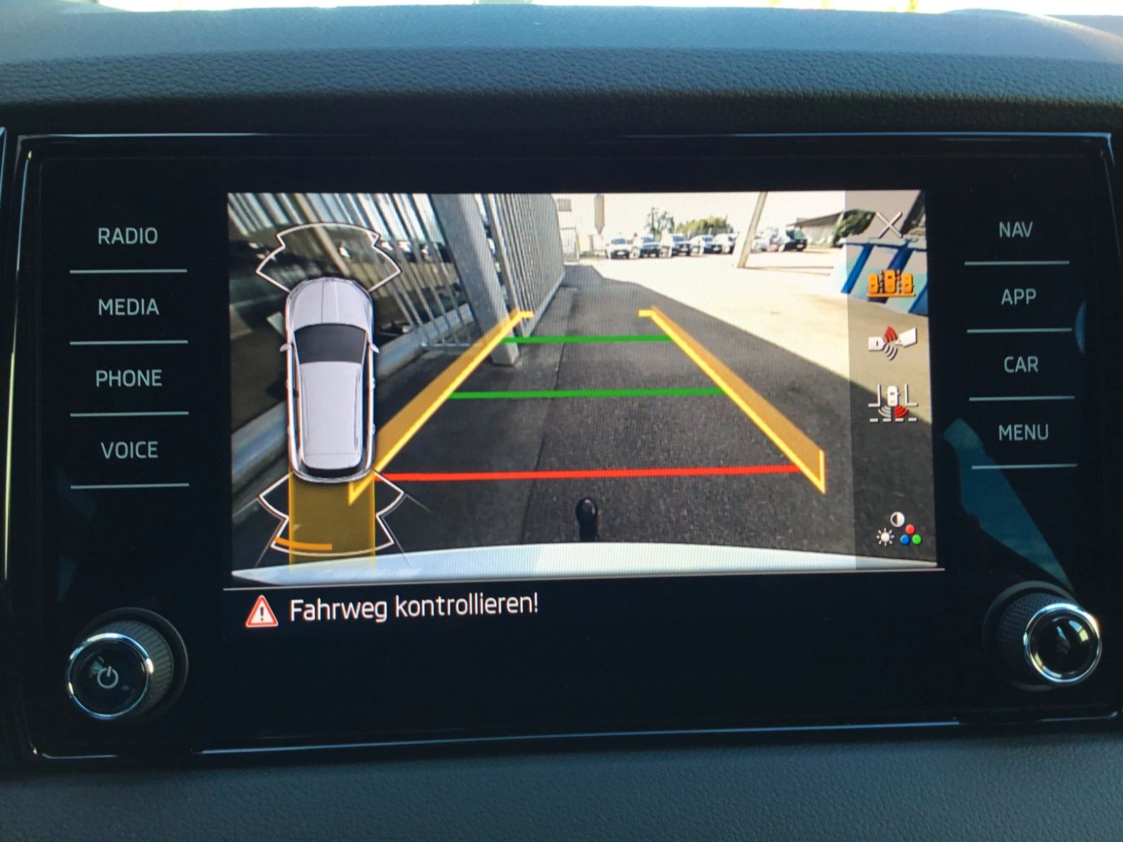 Fahrzeugabbildung SKODA Karoq 2.0l TSI DSG 4x4 Sportline+Pano+Standheizu