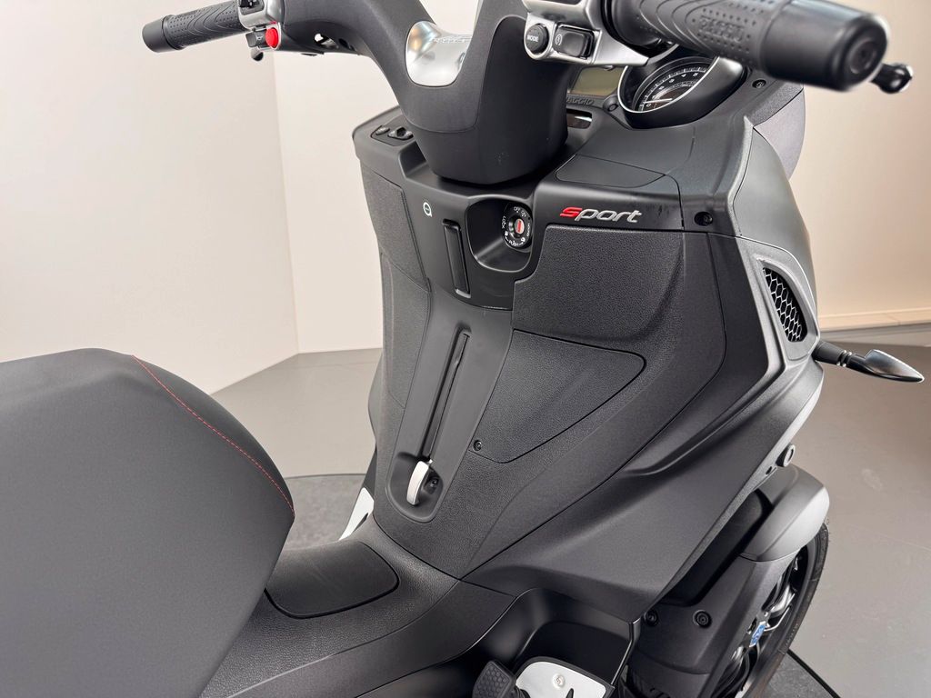 Fahrzeugabbildung Piaggio MP3 300 HPE *SERVICE NEU *TOPCASE