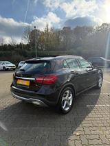 Mercedes-Benz GLA 180 Urban Pano SHD LED Navi PDC Park-Ass. - Mercedes-Benz GLA 180