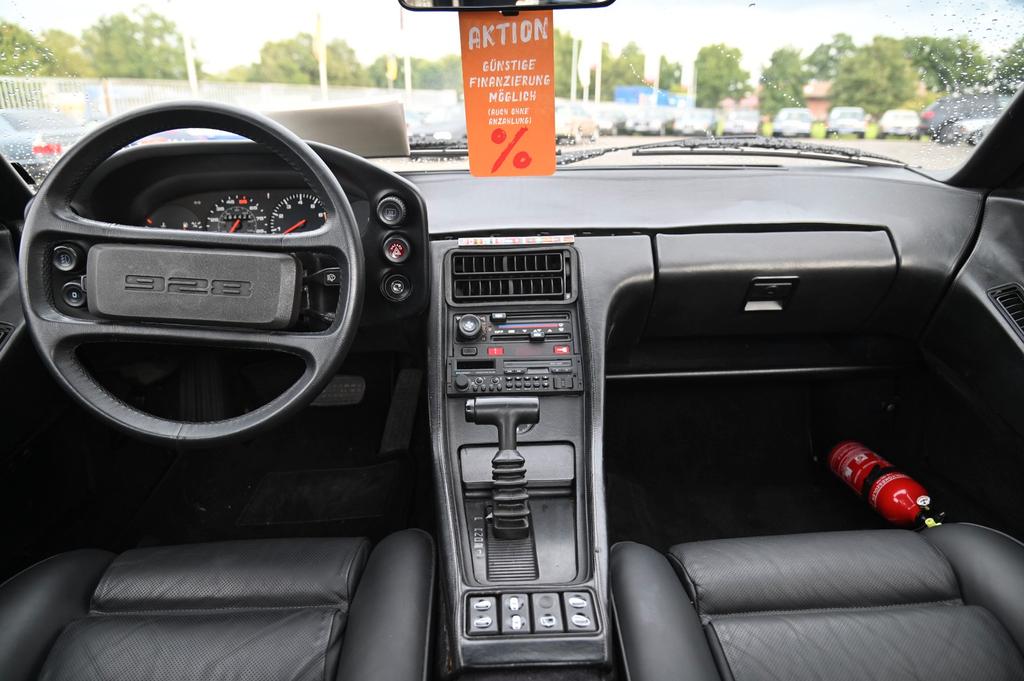 Porsche 928