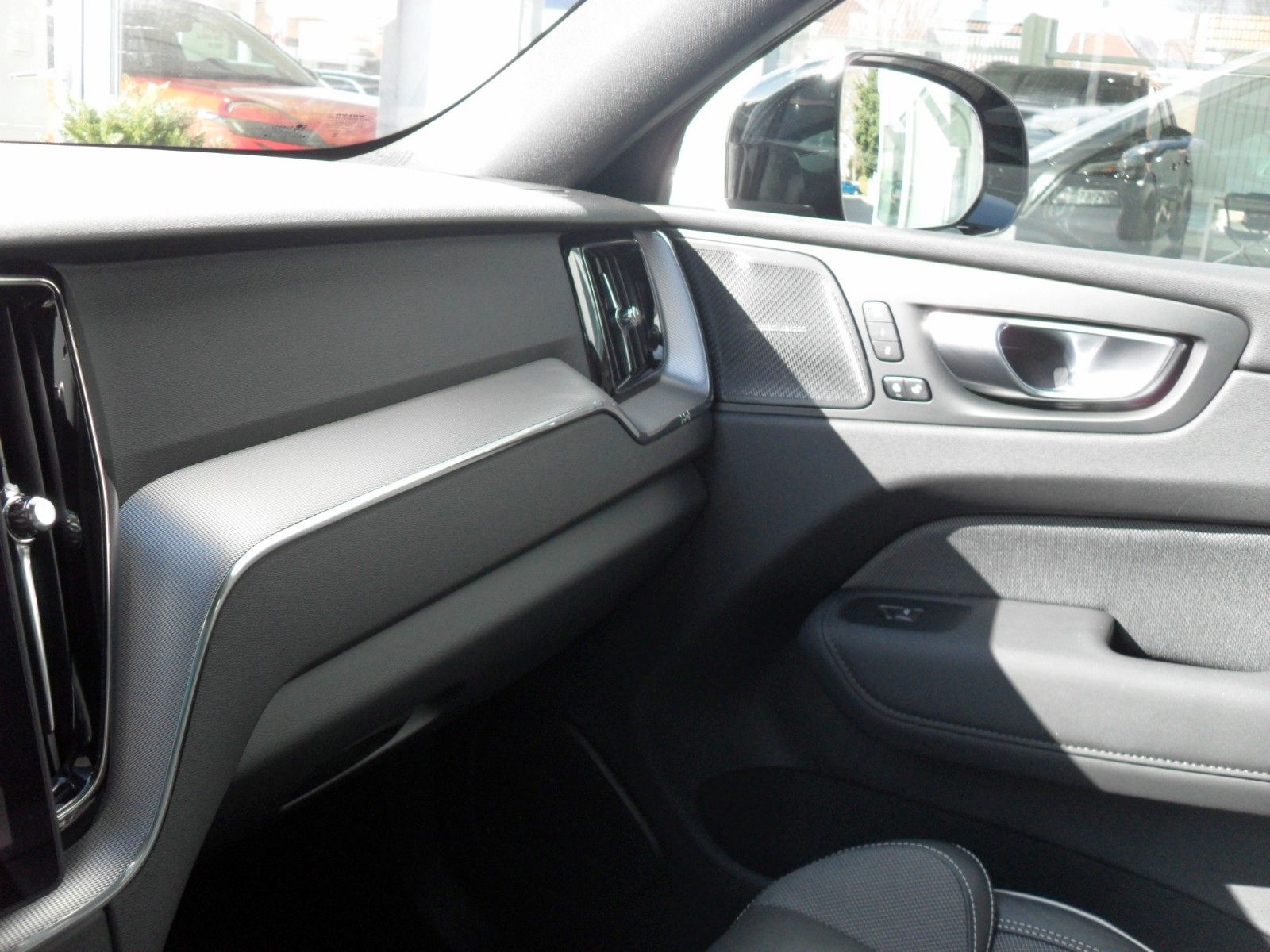 Fahrzeugabbildung Volvo XC 60 B5 Plus Black Edition AWD | Headup