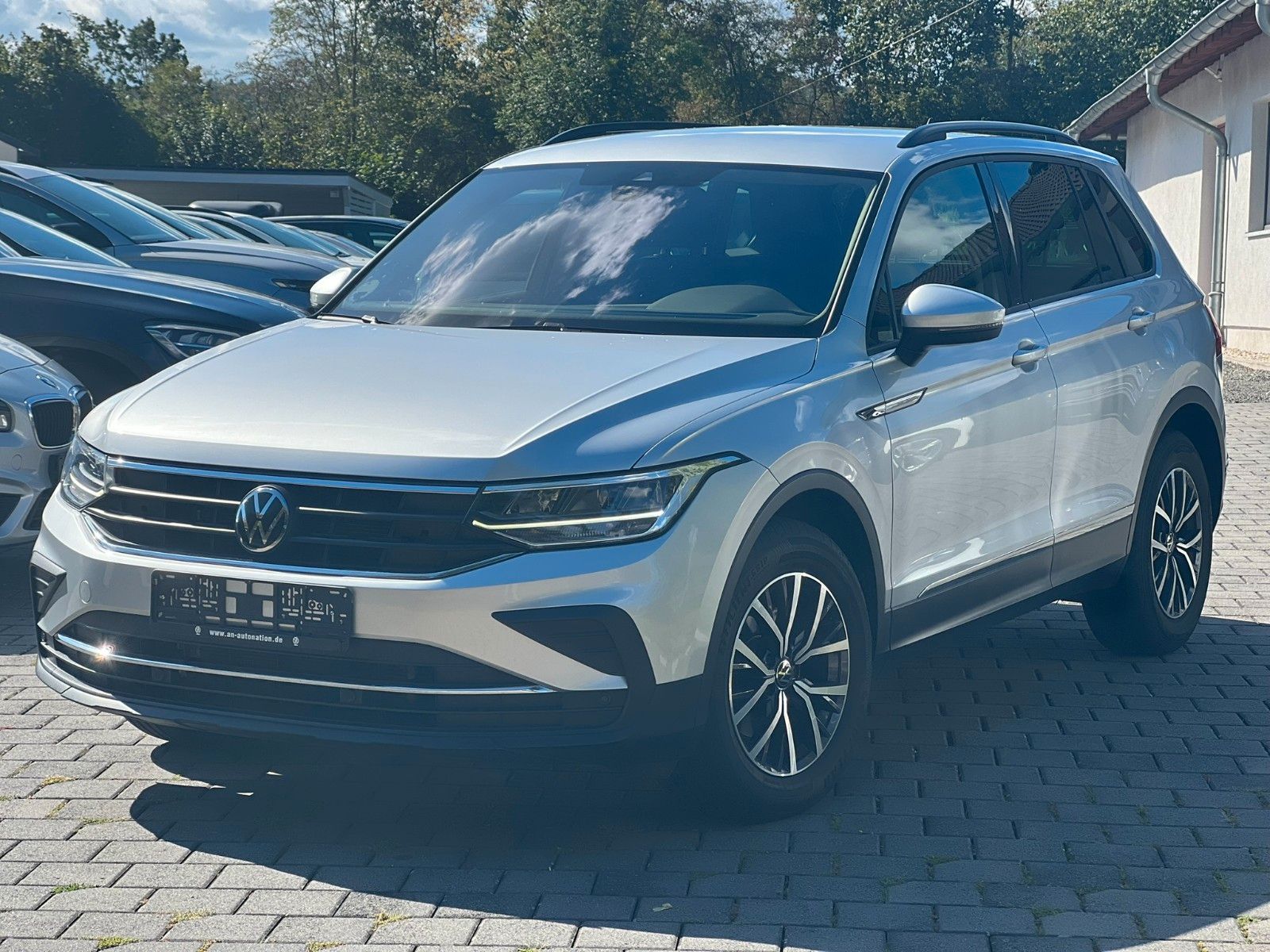 Volkswagen Tiguan - 1