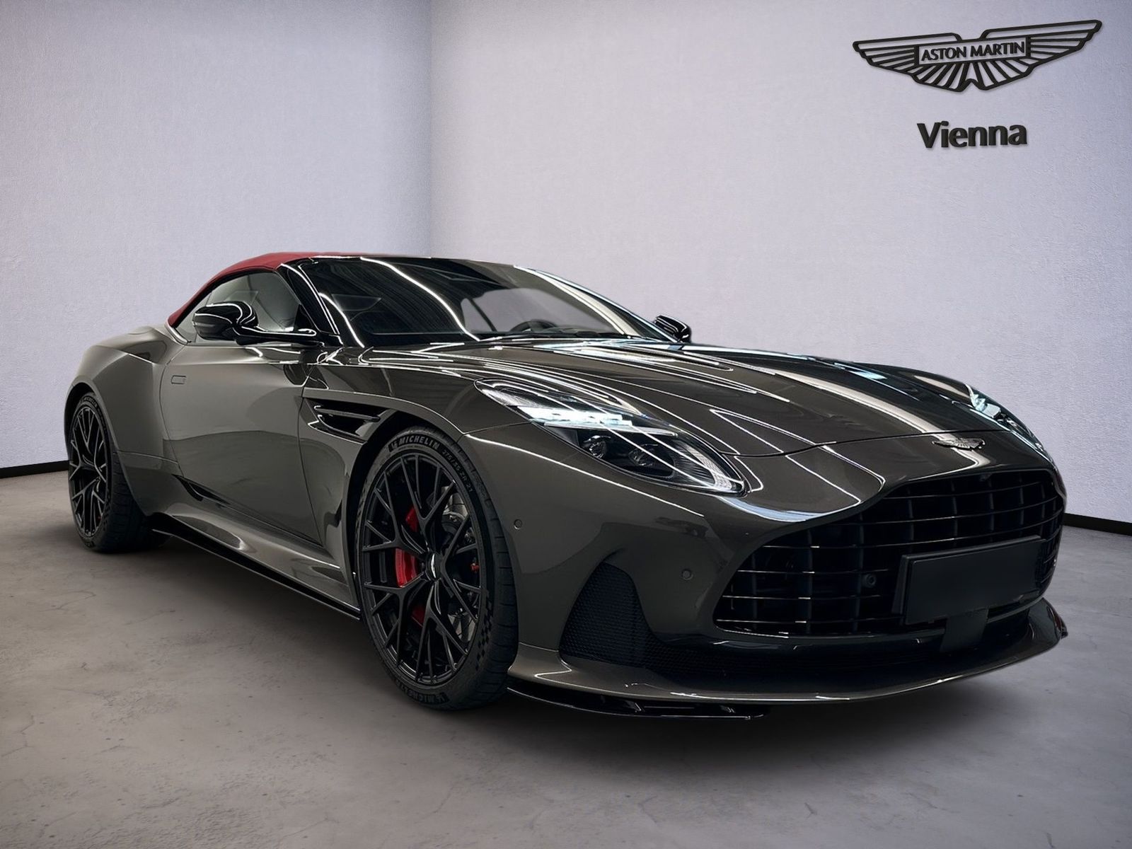 Aston Martin DB12 Volante / Q-Cumberland Grey / Havana TAN / imagem 2
