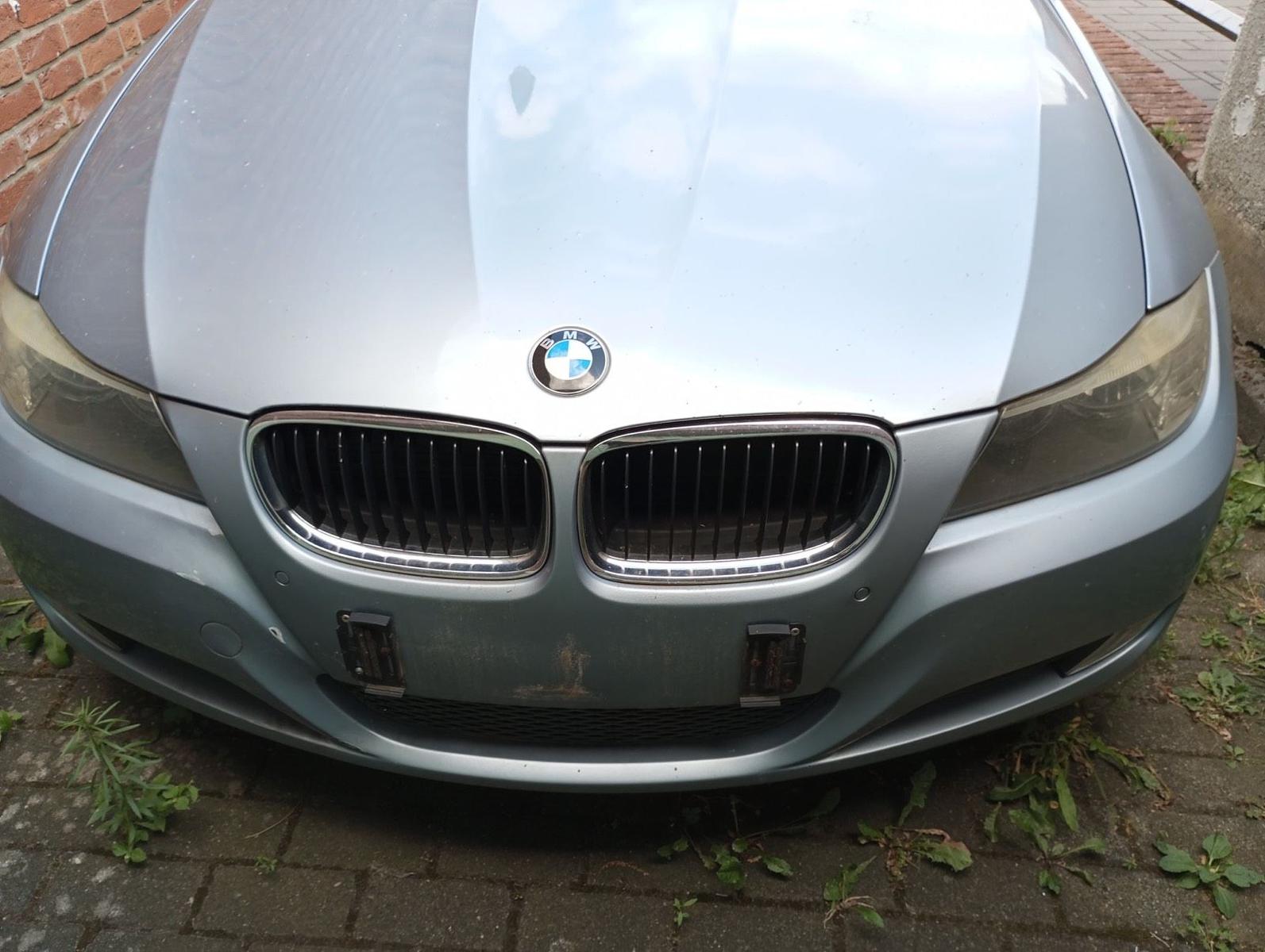 BMW 320 2009 — interior