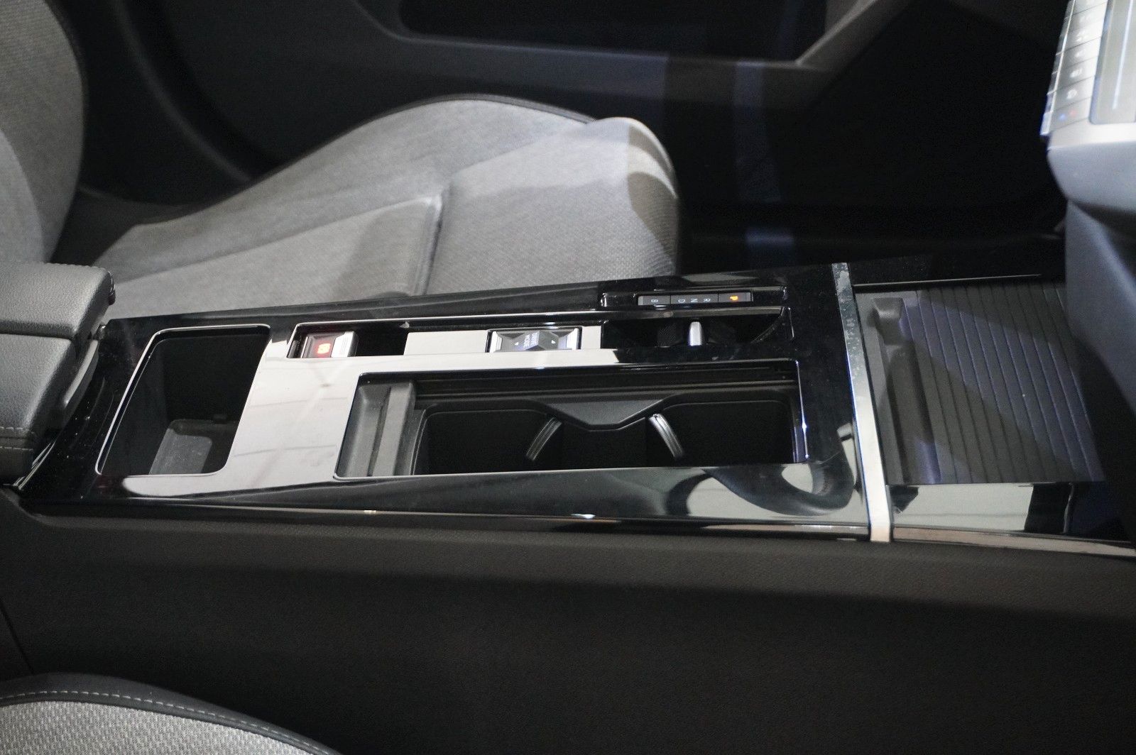 Fahrzeugabbildung Opel Astra L Lim. 1.6 HYBRID ELEGANCE NAVI/LED/KAMERA