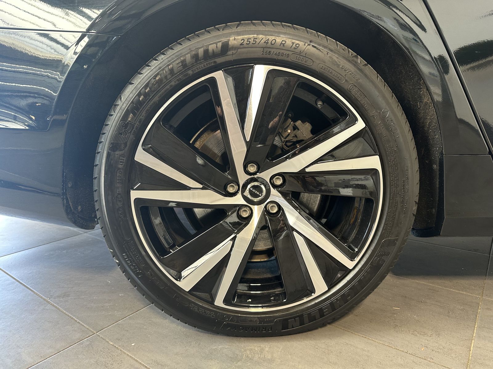 Fahrzeugabbildung Volvo V90 T6 Plus Dark Plug-In Hybrid AWD NAV+LED+AHK