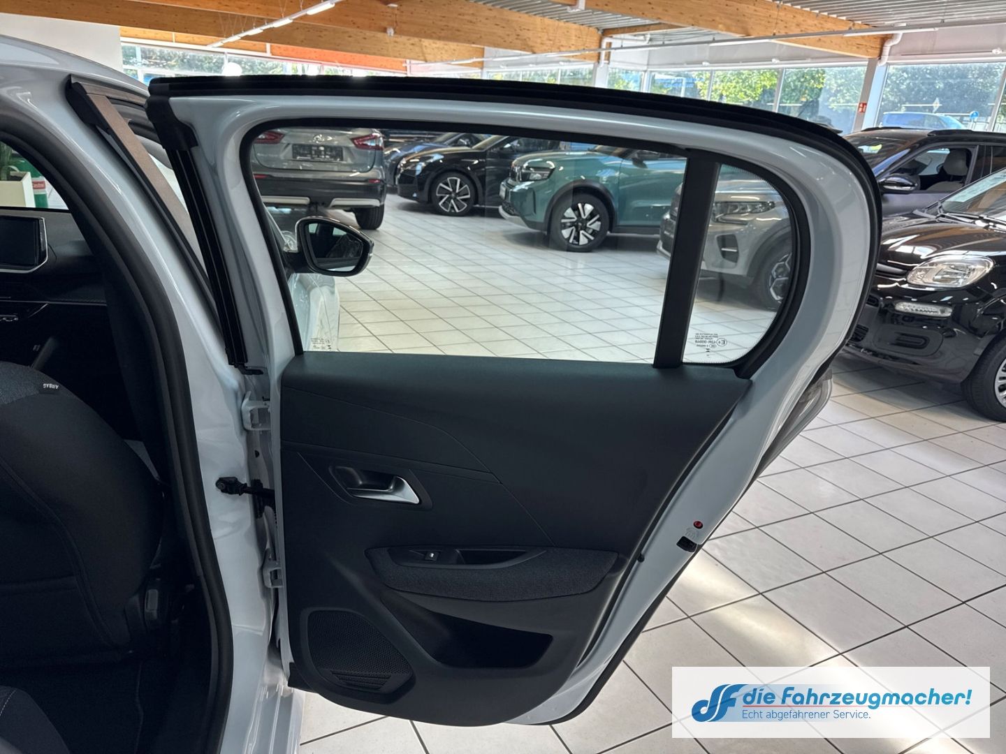 Fahrzeugabbildung Peugeot 208 Style LED Fahrerprofil DAB SHZ Keyless Start