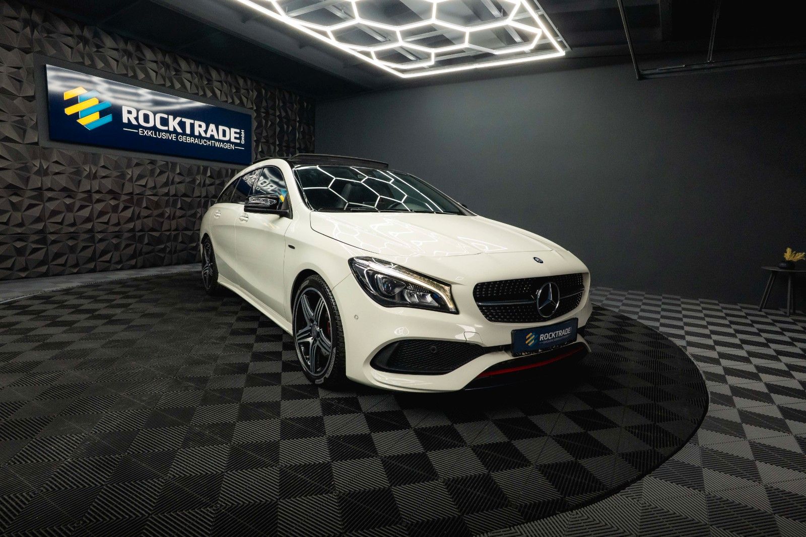 Fahrzeugabbildung Mercedes-Benz CLA 250 Shooting Brake 4Matic AMG Night Pano LED