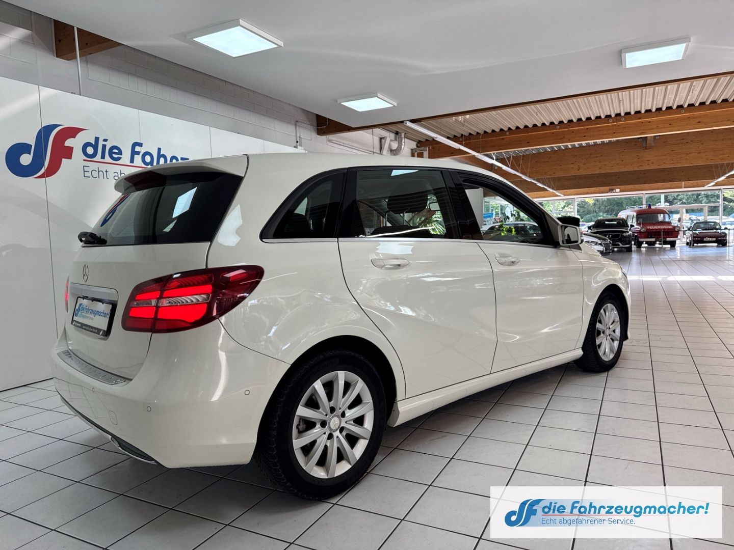 Fahrzeugabbildung Mercedes-Benz B 180 AHK-klappbar Navi LED SHZ Parklenkass. Rüc