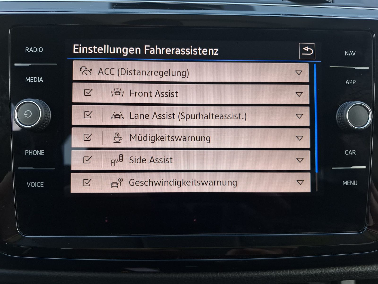 Fahrzeugabbildung Volkswagen Touran 2.0 DSG R-Line High BLACK Pano 7Si IQ AHK