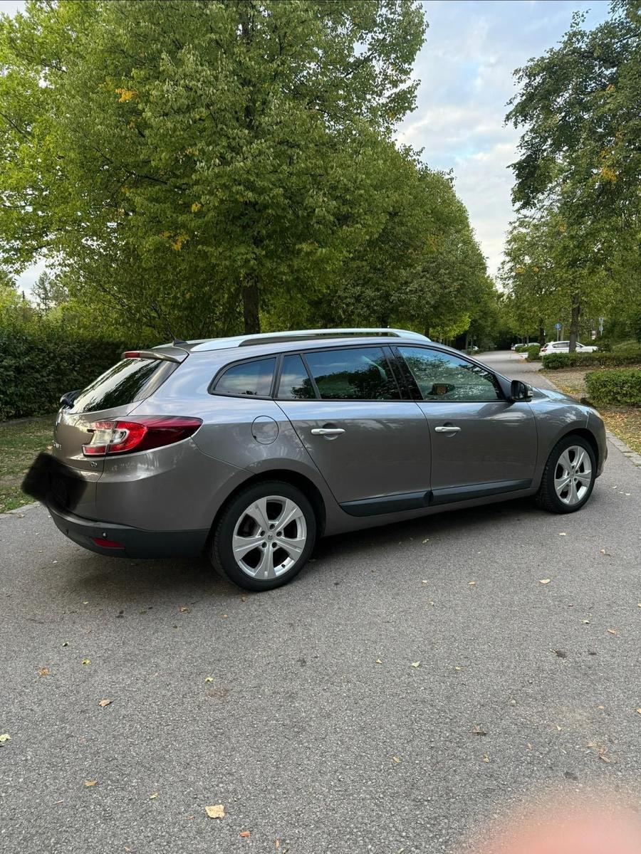 Renault Megane 2011 — rear view