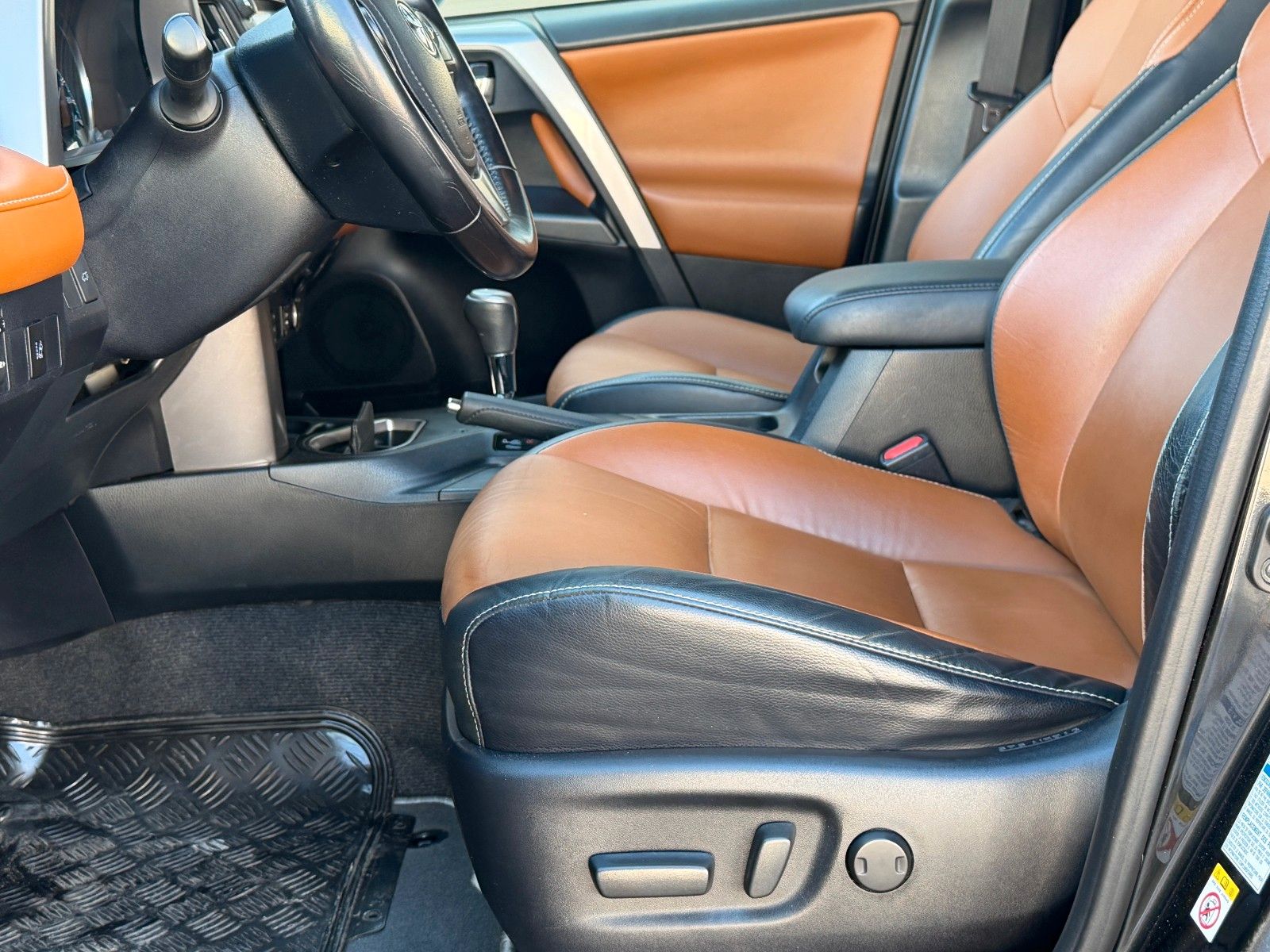 Fahrzeugabbildung Toyota RAV 4 2.5 Hybrid Executive 4x4 *Nav*AHK*LED*RFK*