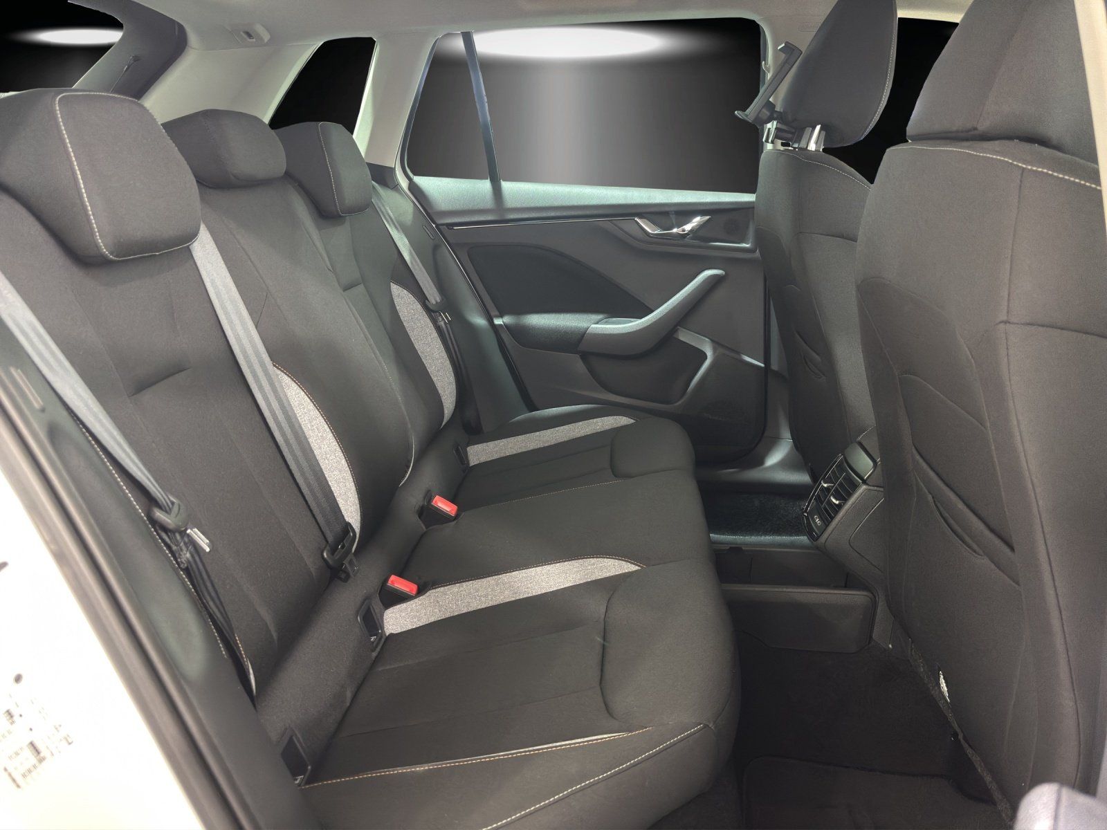 Fahrzeugabbildung SKODA Kamiq Tour 1,0 TSI 85 kW DSG RFK/LED/el. Heckkl.