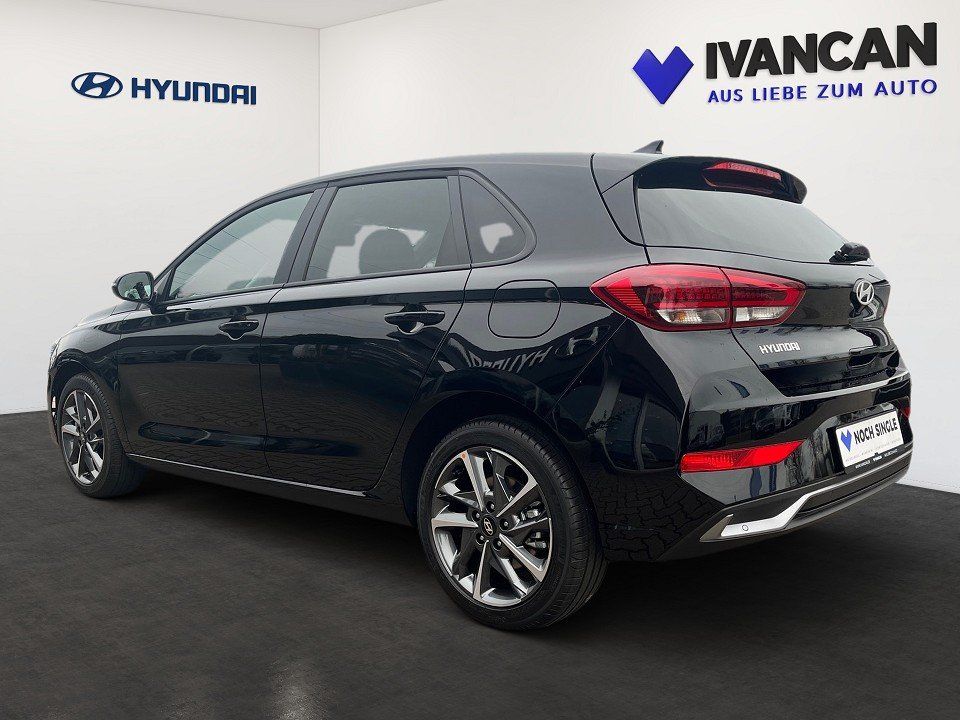 Fahrzeugabbildung Hyundai i30 1.5T 140PS DCT ADVANTAGE Plus Pano