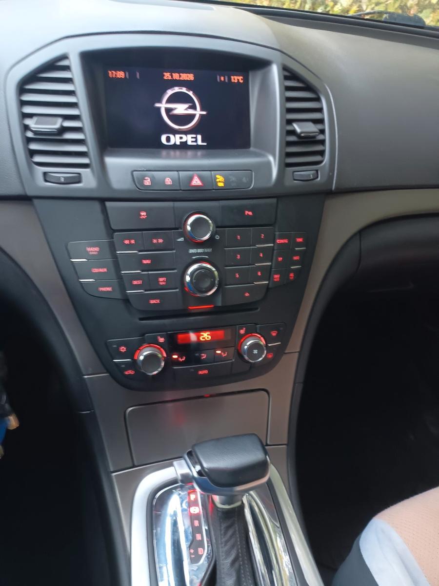 Opel Insignia 2011 — салон
