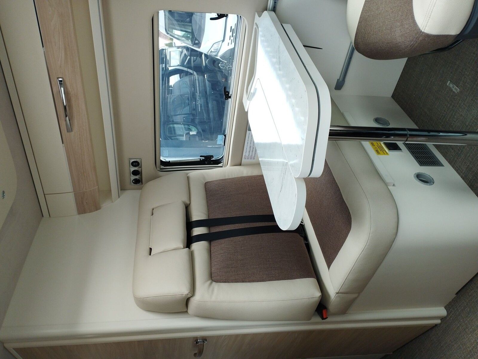 Fahrzeugabbildung Eura Mobil Van V 635 EB Automatik, 180 PS, Fahrassistenz