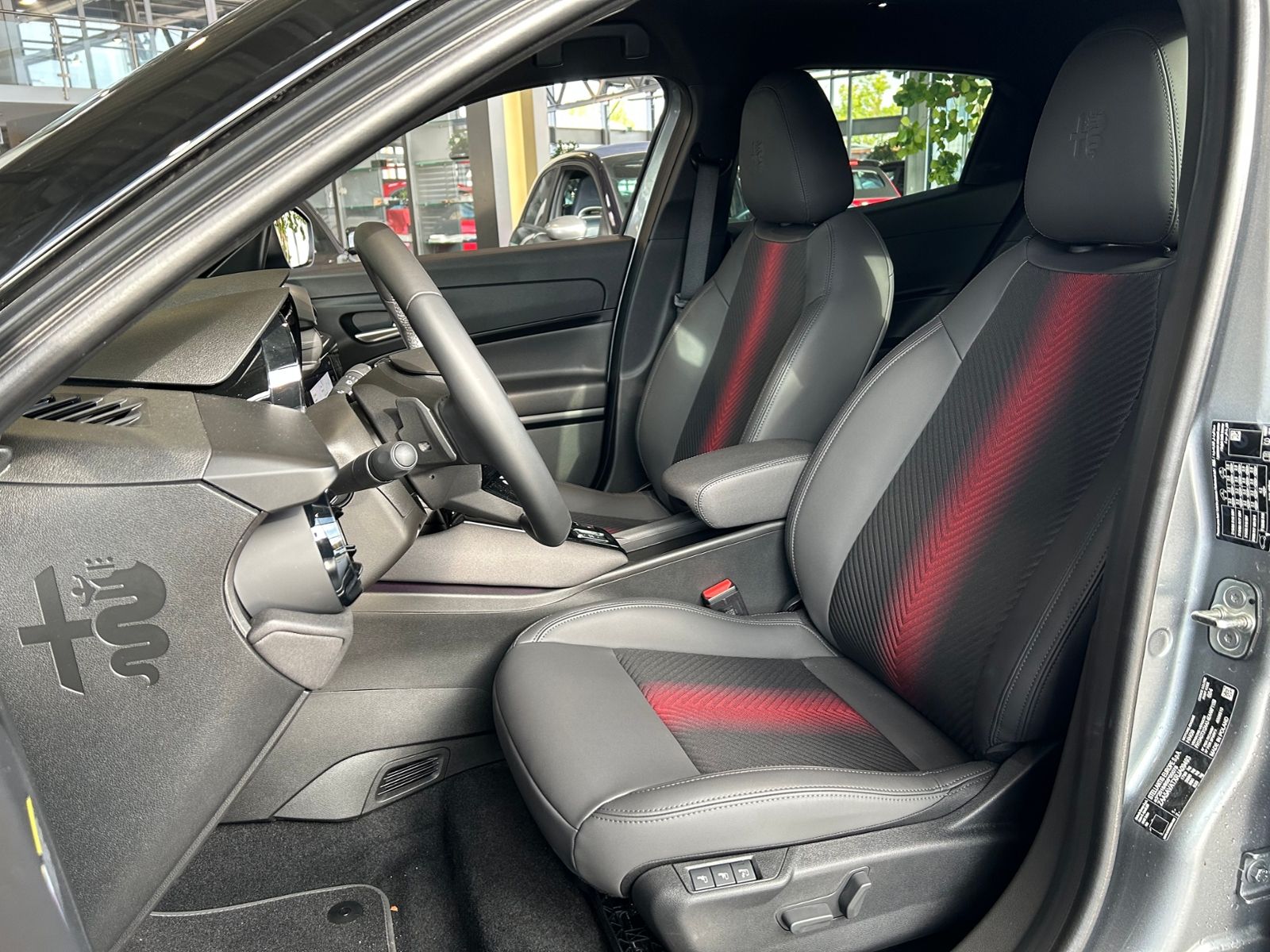 Fahrzeugabbildung Alfa Romeo Junior Ibrida Speciale - Technologie Paket