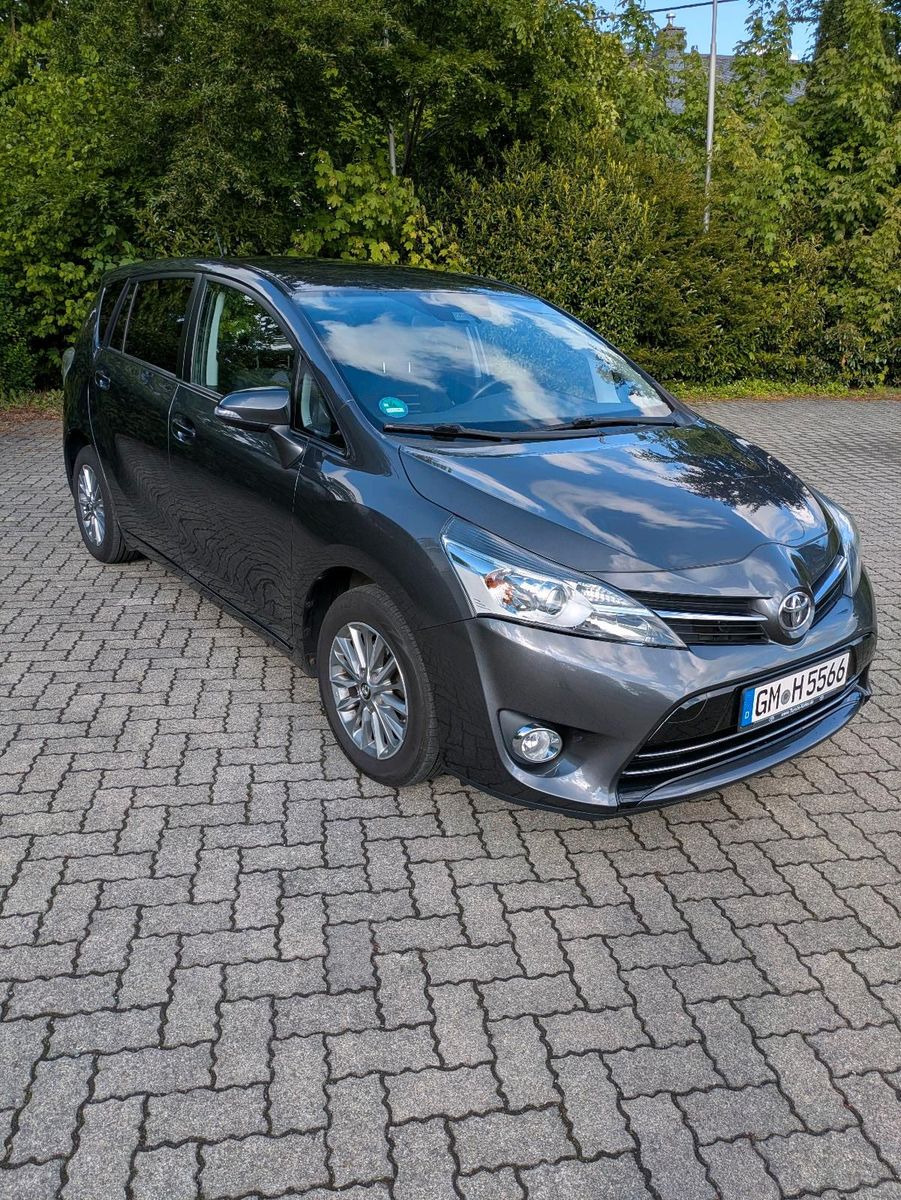 TOYOTA Verso