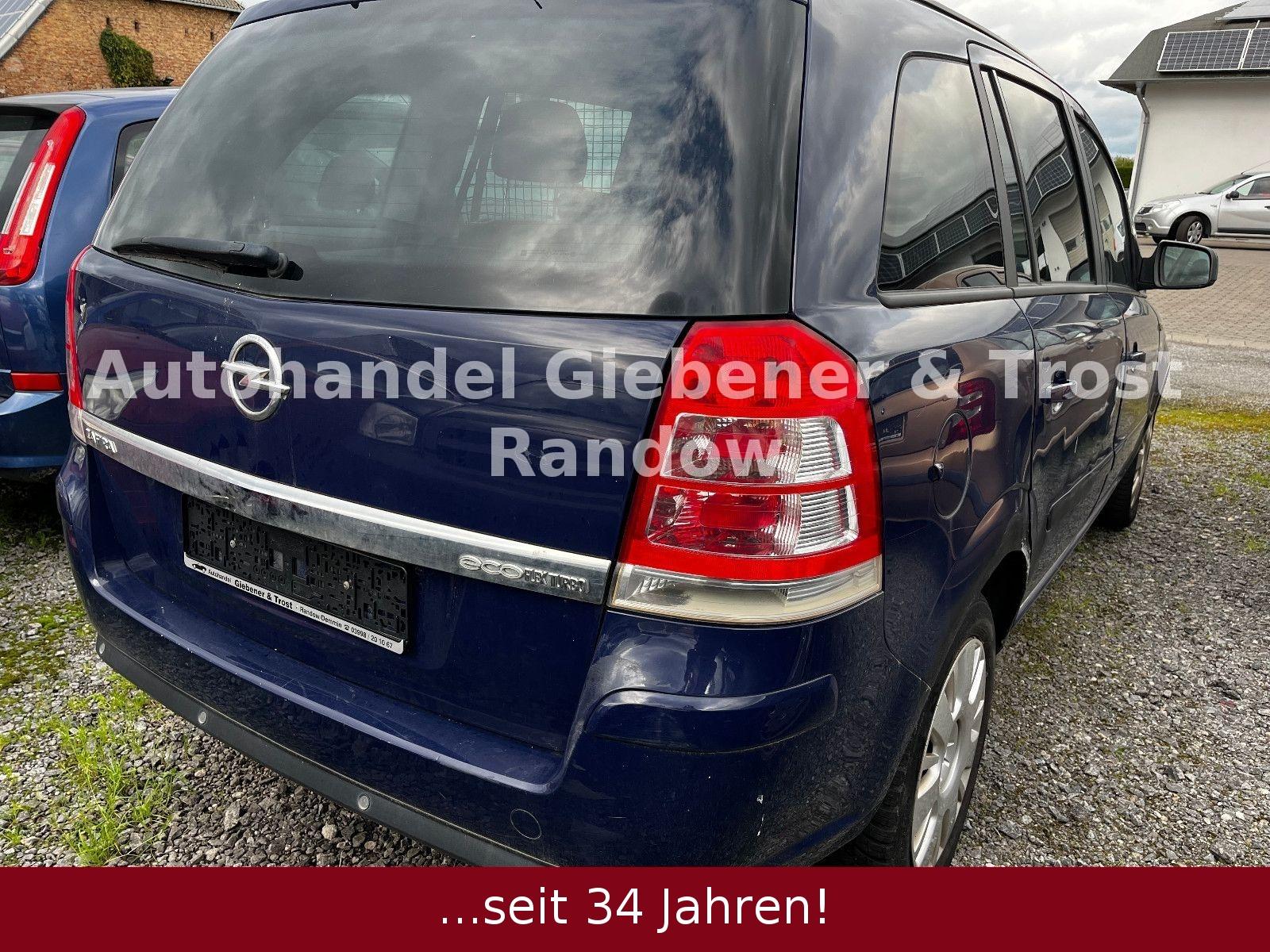 Opel Zafira 2013 — вигляд ззаду