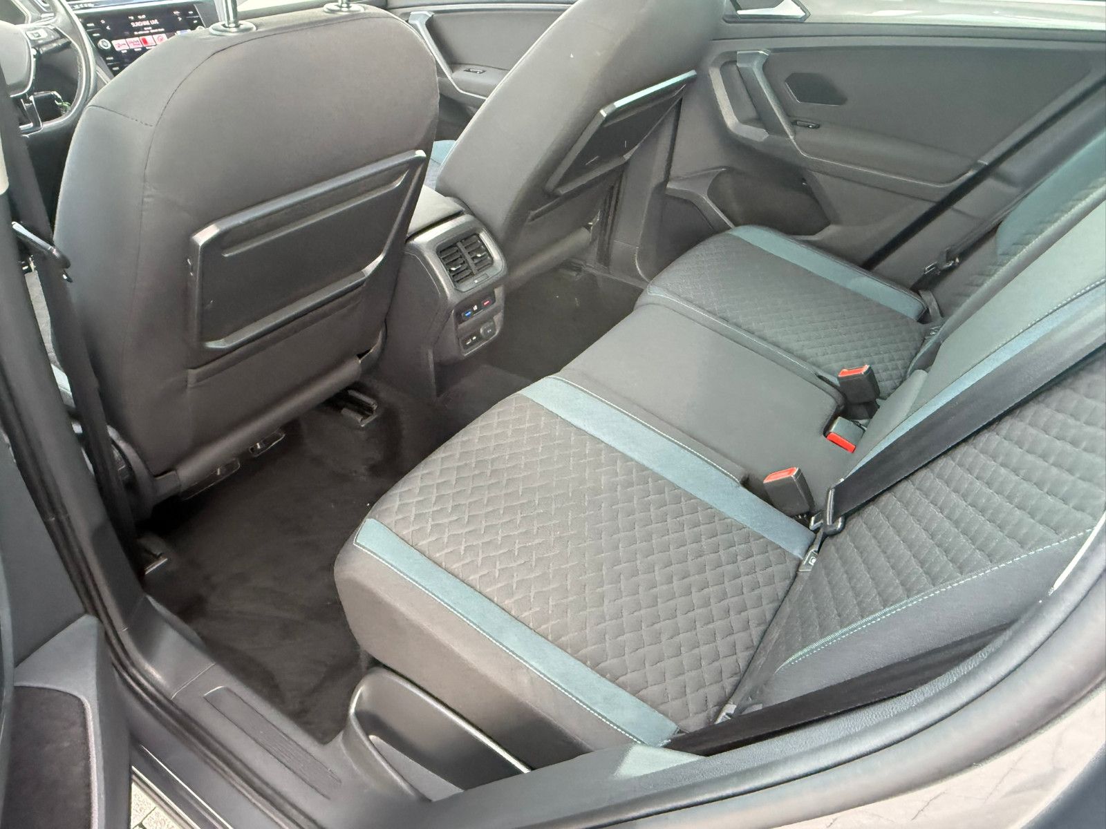 Fahrzeugabbildung Volkswagen Tiguan IQ.DRIVE PANO NAVI KLIMAAUTO SITZHEIZ AHK