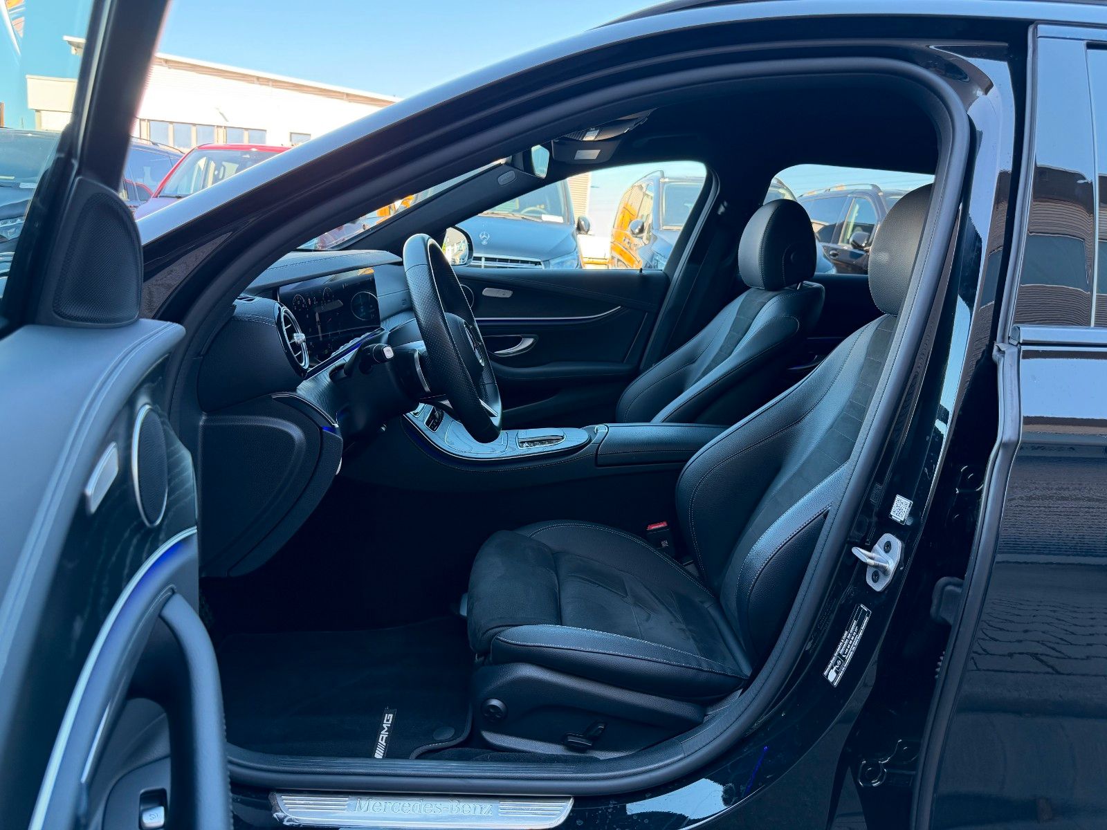 Fahrzeugabbildung Mercedes-Benz E 220d T AMG+Distr+MultiB+AHK+Ambiente+