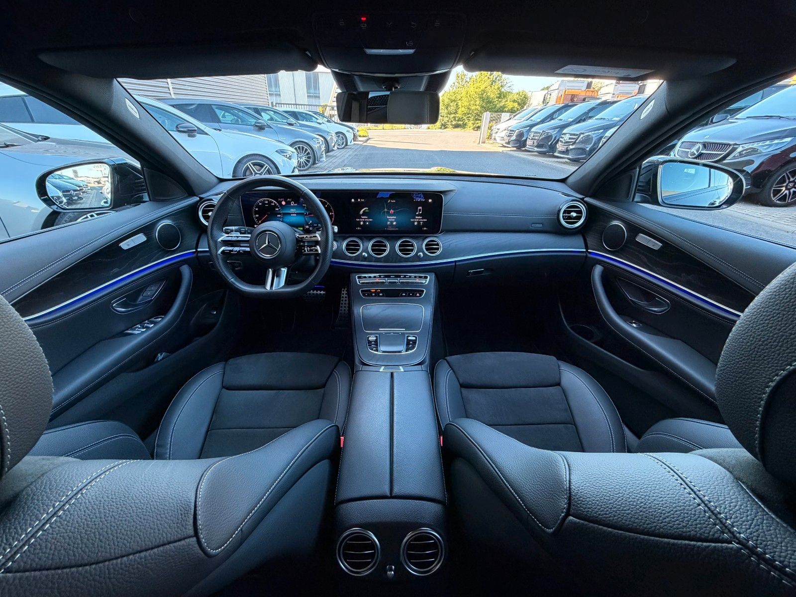 Fahrzeugabbildung Mercedes-Benz E 220d T AMG+Distr+MultiB+AHK+Ambiente+