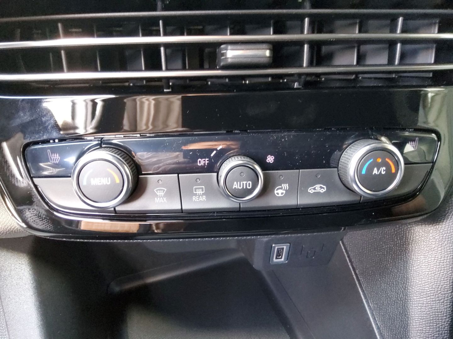 Fahrzeugabbildung Opel Mokka-e Edition Wärmepumpe Komfort-Paket LED Car