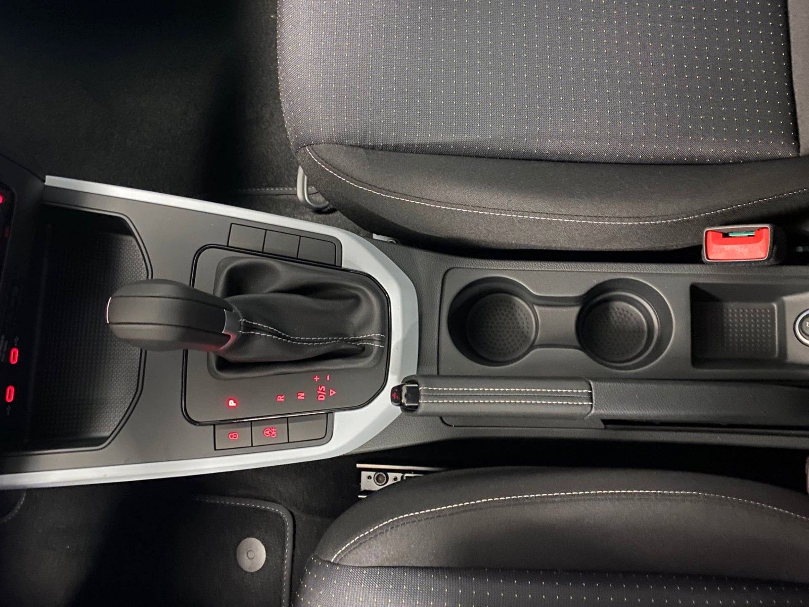 Fahrzeugabbildung SEAT Arona 1.0 TSI DSG STYLE+5 JAHRE GARANTIE+AHK+LED