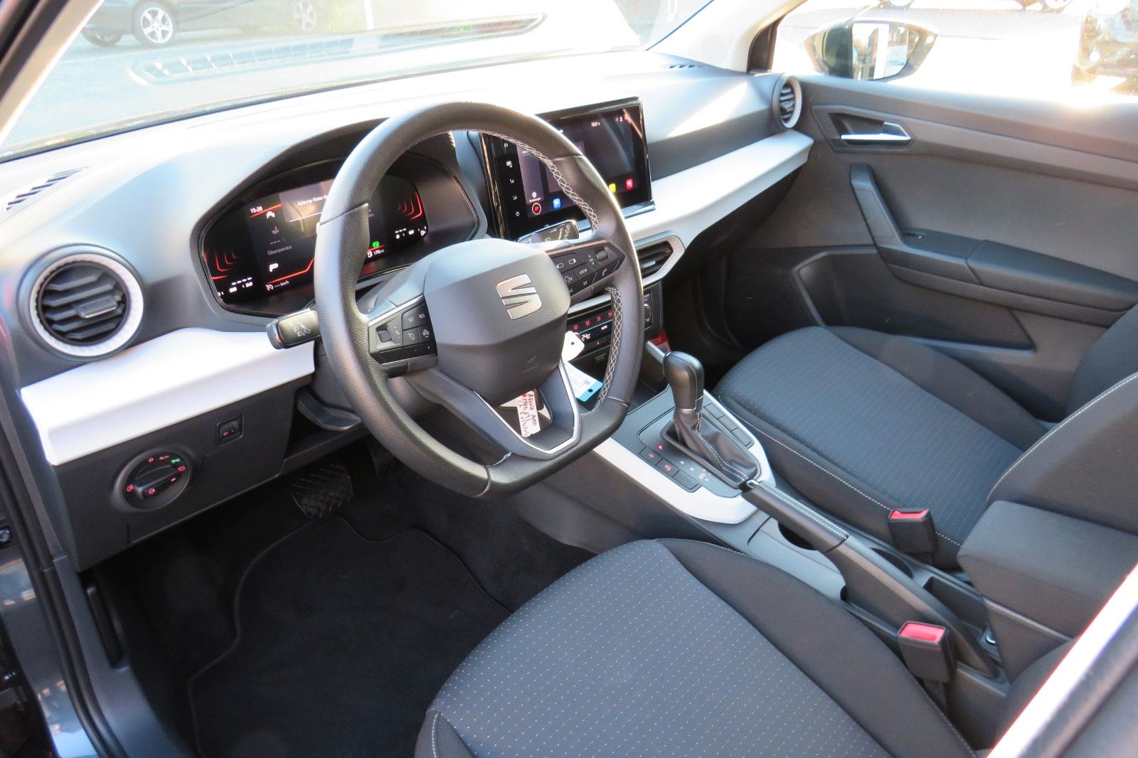 Fahrzeugabbildung SEAT Arona Style NAVI APP SITZH. PDC GRA 1.HD