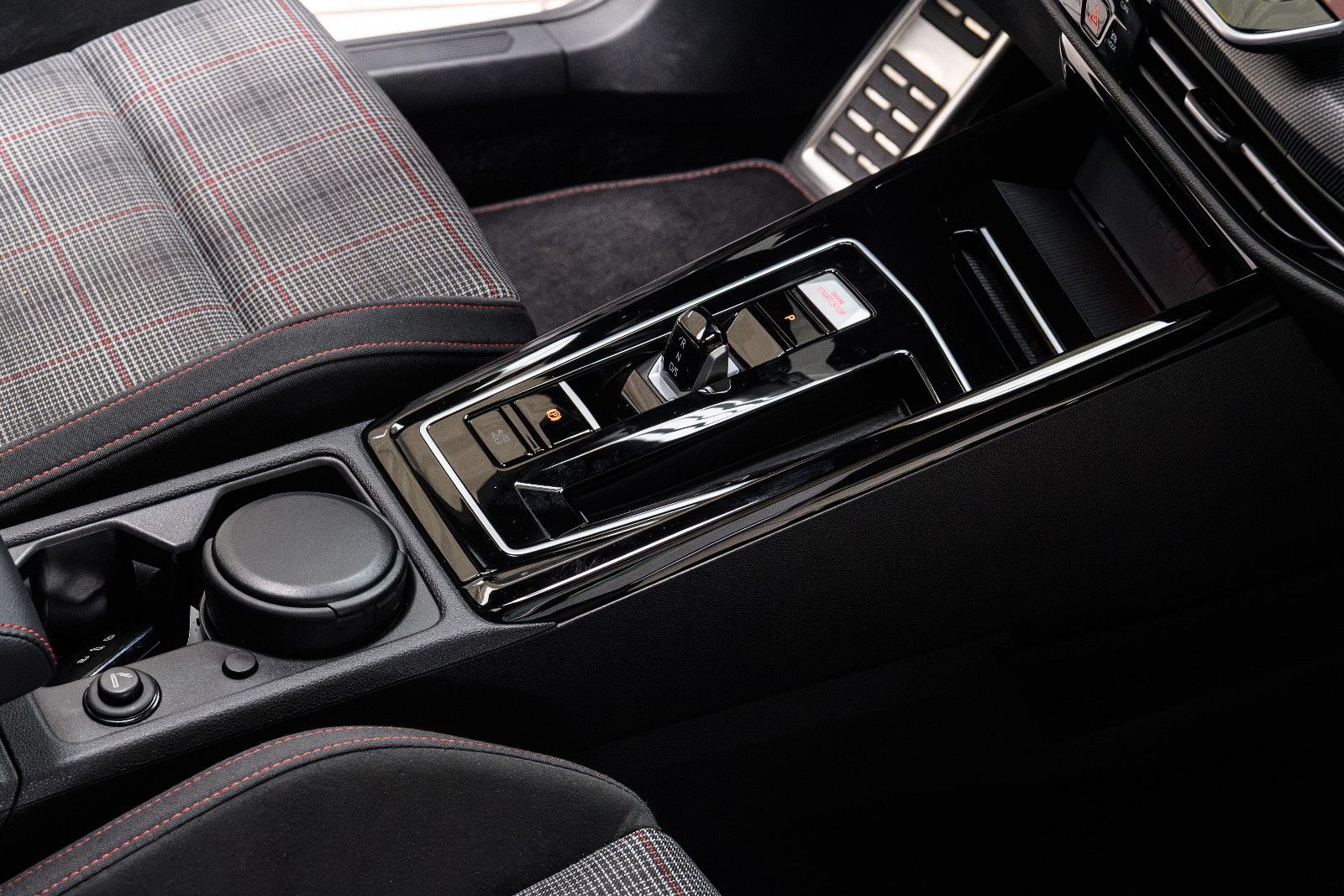 Fahrzeugabbildung Volkswagen Golf VIII GTI DSG LED+PANO+RFK+HuD+BLACK-STYLE
